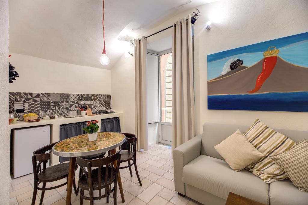 Vico Street Apartment Наполи Стая снимка